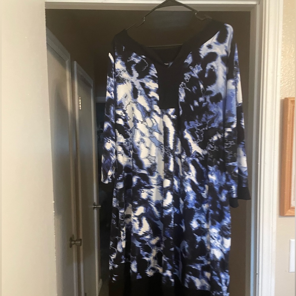 Pretty blue print dress with v - neck cut out !